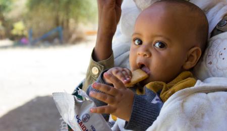 Natan, 7 månader, är på flykt undan våldsamheterna i Tigray. Han äter högenergikex för att växa, utvecklas och undvika undernäring. 