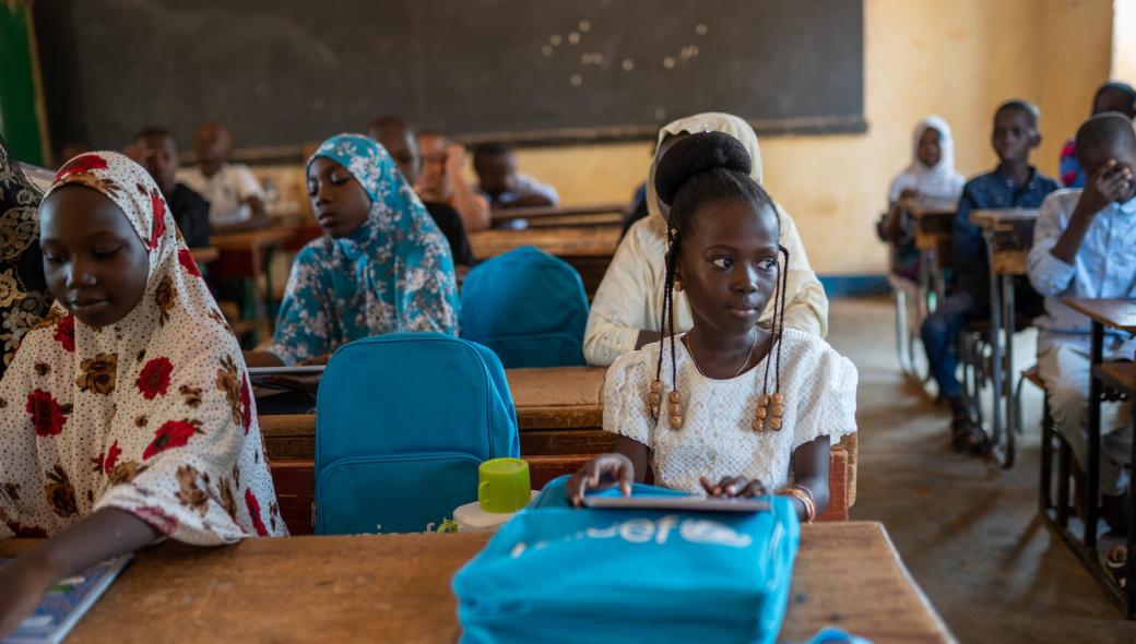 Niamey, 10 år, har fått komma tillbaka till skolan efter månader av nedstängning på grund av pandemin. UNICEF hjälper skolor i Niger med bland annat tillgång till vatten och tvål för att undvika smittspridning. 