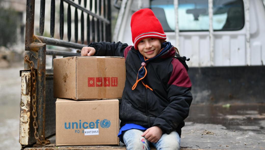 Ghina, 10 år, är glad över sina varma vinterkläder från UNICEF.