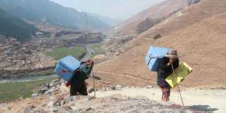 Vaccinleverans i otillgängligt bergsområde Nepal