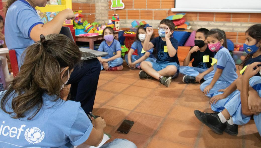 En skolklass lär sig teckenspråk från en tillgänglighetsanpassad digital textbok i Limpio, Paraguay. 