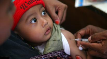 Pojke får vaccin