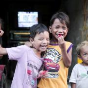 Skrattande barn i Filippinerna