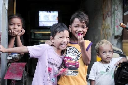Skrattande barn i Filippinerna