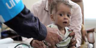 Barn får sjukvård i Jemen