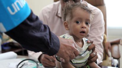 Barn får sjukvård i Jemen