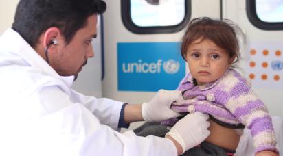 Tvååriga Vian undersöks av en läkare i en mobil hälsoklinik som stöds av UNICEF i Syrien.