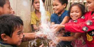 Barn i Laos glada över tillgång till vatten